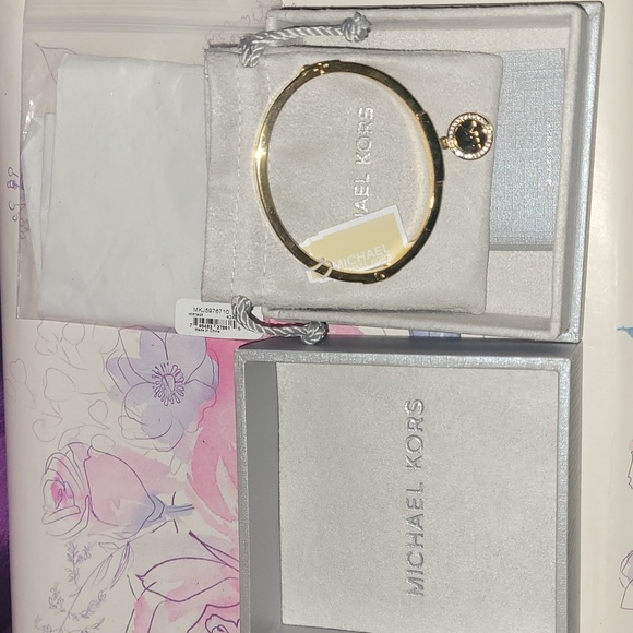 MICHAEL KORS GOLD-TONE PLATED STAINLESS STEEL PAVÉ HINGED BANGLE BRACELET - Picture 4 of 6